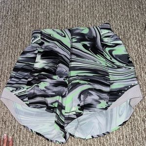 Lululemon hotty hot high rise 4 in shorts